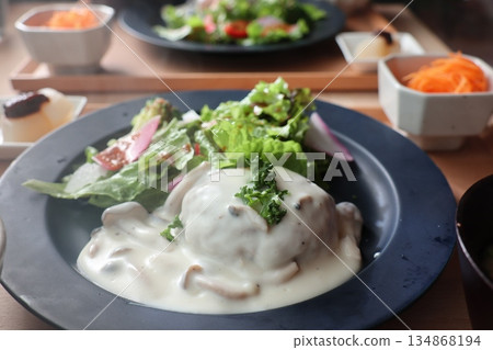 一道色彩繽紛的秋季菜餚:蘑菇奶油漢堡牛排,盛於黑色盤子中。 一道色彩繽紛的秋季菜餚:蘑菇奶油漢堡牛排,盛於黑色盤子中。 134868194