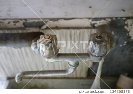 老房子裡的水龍頭 134868378