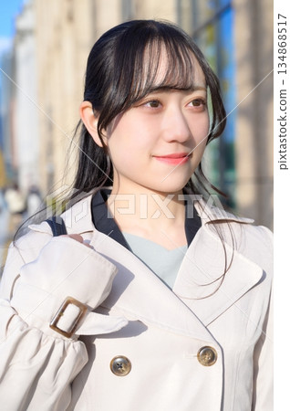 一個在辦公區通勤的女人 一個在辦公區通勤的女人 134868517