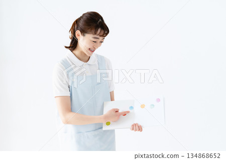 一位幼兒園老師拿著圖畫書 134868652