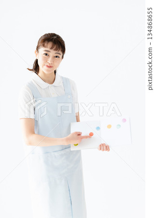 一位幼兒園老師拿著圖畫書 134868655