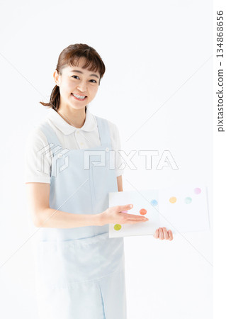 一位幼兒園老師拿著圖畫書 134868656