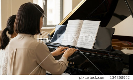 一位女士在教鋼琴 134868962