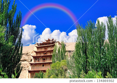敦煌莫高窟上空的彩虹 134869302