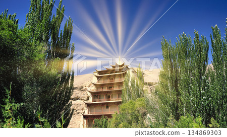 陽光透過敦煌莫高窟灑下，構成了一幅美麗的畫卷。 134869303