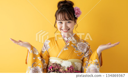 一位身穿振袖和服的女子正在成年禮儀式上進行講解。 134869367