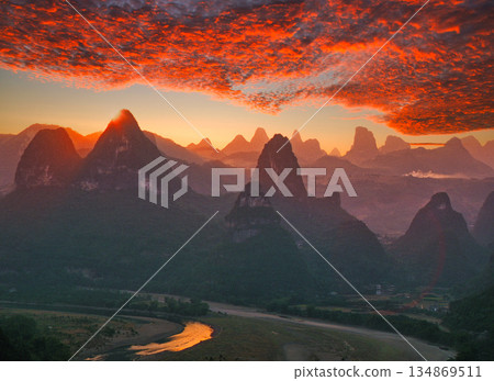 桂林美麗岩石的日落景色令人嘆為觀止 134869511