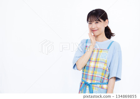 輕聲細語的家庭主婦 134869855