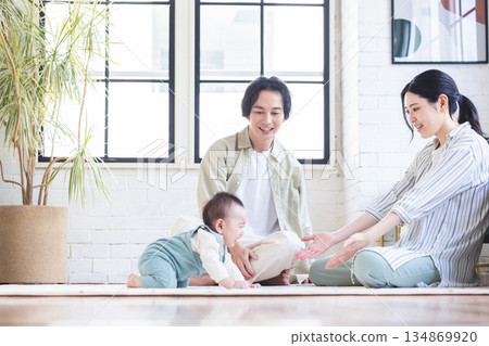 A young family relaxing in the living room　 134869920