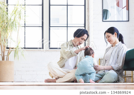 A couple struggling with child-rearing 134869924