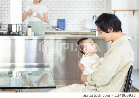 Dad holding a baby 134869938