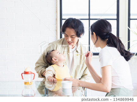 一對夫婦正在餵食嬰兒 134869946
