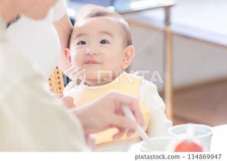 嬰兒吃嬰兒食品 134869947