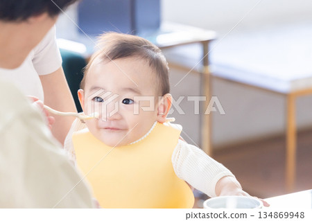 嬰兒吃嬰兒食品 134869948