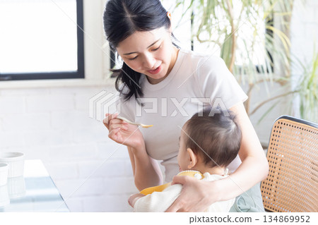 母親給孩子嬰兒食品 134869952