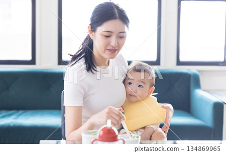 嬰兒吃嬰兒食品 134869965