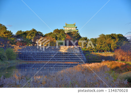 位於愛知縣的名古屋城天守閣和本丸城後門石牆,目前正在修復中。 位於愛知縣的名古屋城天守閣和本丸城後門石牆,目前正在修復中。 134870028