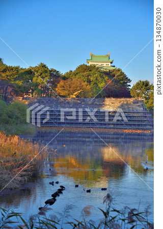 位於愛知縣的名古屋城天守閣和本丸城後門石牆,目前正在修復中。 位於愛知縣的名古屋城天守閣和本丸城後門石牆,目前正在修復中。 134870030