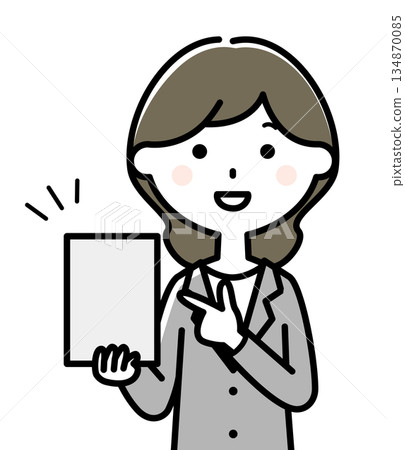 一位身穿西裝的女士指著一台平板電腦 134870085