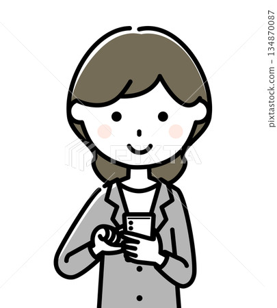 操縱智能手機的衣服的一名婦女 134870087