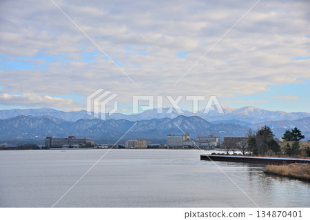 [Ishikawa Prefecture] Snow-capped mountains and Katayamazu Onsen seen from Shibayamagata in Kaga City 134870401
