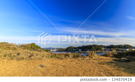三浦半島上的黑崎之鼻、三戶濱海灘和富士山 三浦半島上的黑崎之鼻、三戶濱海灘和富士山 134870419