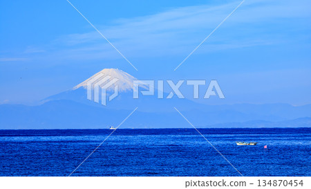 三浦半島上的黑崎之鼻、三戶濱海灘和富士山 三浦半島上的黑崎之鼻、三戶濱海灘和富士山 134870454