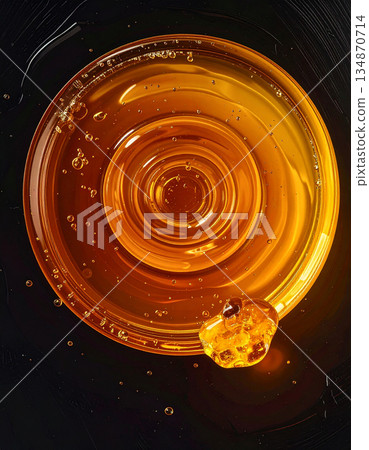 黑色背景上的蜂蜜環和圓形金色紋理 黑色背景上的蜂蜜環和圓形金色紋理 134870714