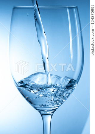 將水倒入杯中 134870995