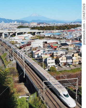 靜岡縣—新幹線列車疾駛而過,背景是富士山—十二月 靜岡縣—新幹線列車疾駛而過,背景是富士山—十二月 134871028