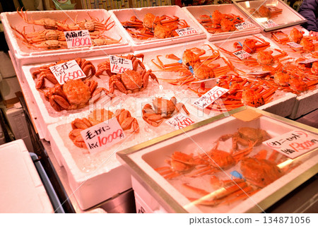 Crabs for sale at Omicho Market in Kanazawa City, Ishikawa Prefecture 134871056