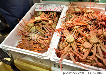 [Ishikawa Prefecture] Kobako crabs for sale at Omicho Market in Kanazawa City 134871060