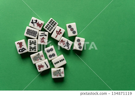 綠色背景上的麻將牌 134871119