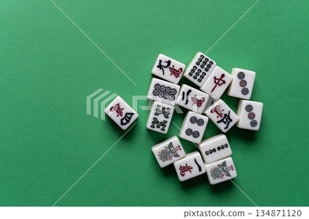 綠色背景上的麻將牌 134871120
