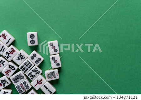 綠色背景上的麻將牌 134871121