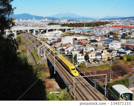靜岡縣，黃醫師駕駛的汽車以富士山為背景，高速行駛，12月 134871133