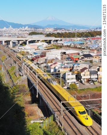 靜岡縣，黃醫師駕駛的汽車以富士山為背景，高速行駛，12月 134871135