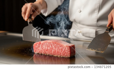 一位廚師在鐵板燒烤架上烹製頂級和牛。 134871205