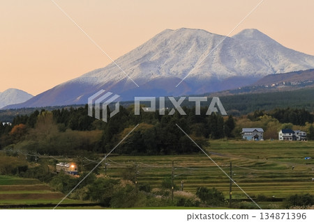 妙高羽間線上的秋葉和黑姬山的初雪。 134871396