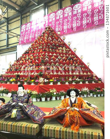A close-up of Obiname Hina dolls with the Konosu City Hina Doll Pyramid in the background A close-up of Obiname Hina dolls with the Konosu City Hina Doll Pyramid in the background 134871601