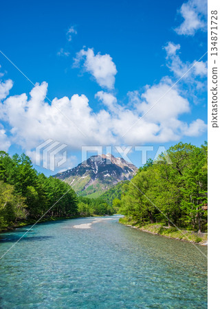 清爽的上高地「從河童橋上眺望燒岳和梓川清澈的河水」（長野縣松本市） 134871728