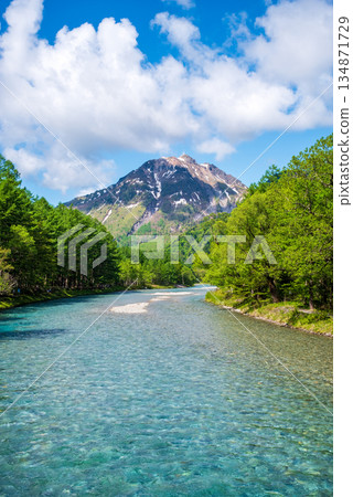 清爽的上高地「從河童橋上眺望燒岳和梓川清澈的河水」（長野縣松本市） 134871729