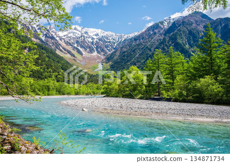 清爽的上高地「梓川清澈的河水和穗高山脈」（長野縣松本市） 134871734