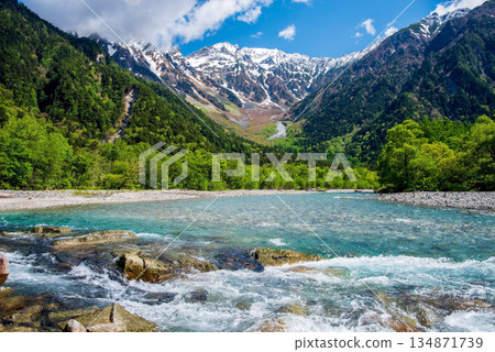 清爽的上高地「梓川清澈的河水和穗高山脈」（長野縣松本市） 134871739
