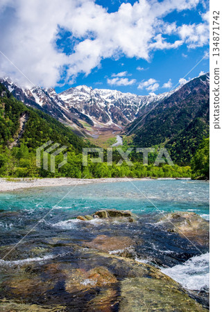 Refreshing Kamikochi "The clear waters of the Azusa River and the Hotaka Mountain Range" (Matsumoto City, Nagano Prefecture) Refreshing Kamikochi "The clear waters of the Azusa River and the Hotaka Mountain Range" (Matsumoto City, Nagano Prefecture) 134871742