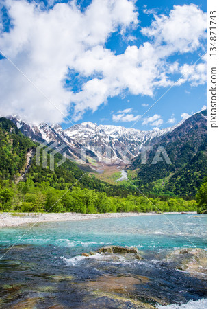 Refreshing Kamikochi "The clear waters of the Azusa River and the Hotaka Mountain Range" (Matsumoto City, Nagano Prefecture) Refreshing Kamikochi "The clear waters of the Azusa River and the Hotaka Mountain Range" (Matsumoto City, Nagano Prefecture) 134871743