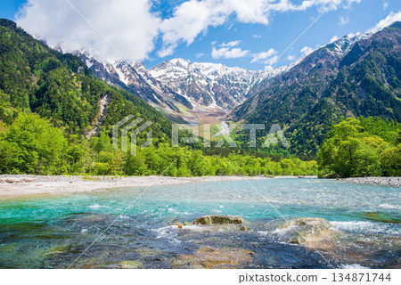 清爽的上高地「梓川清澈的河水和穗高山脈」（長野縣松本市） 134871744