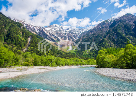 Refreshing Kamikochi "The clear waters of the Azusa River and the Hotaka Mountain Range" (Matsumoto City, Nagano Prefecture) Refreshing Kamikochi "The clear waters of the Azusa River and the Hotaka Mountain Range" (Matsumoto City, Nagano Prefecture) 134871748