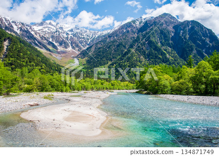 Refreshing Kamikochi "The clear waters of the Azusa River and the Hotaka Mountain Range" (Matsumoto City, Nagano Prefecture) Refreshing Kamikochi "The clear waters of the Azusa River and the Hotaka Mountain Range" (Matsumoto City, Nagano Prefecture) 134871749