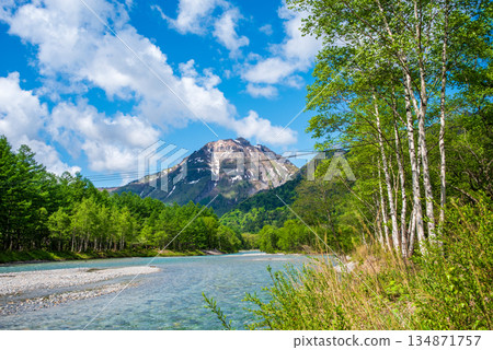 清爽的上高地「梓川與燒岳沿岸風景」(長野縣松本市) 清爽的上高地「梓川與燒岳沿岸風景」(長野縣松本市) 134871757